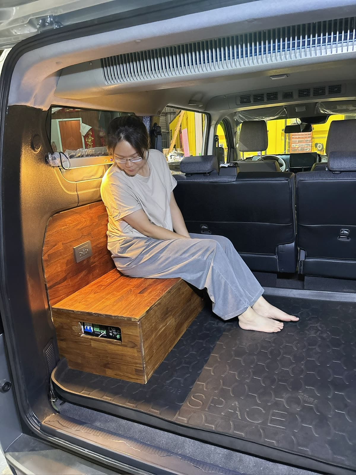 創辦人與她親手打造的 J Space 車泊空間