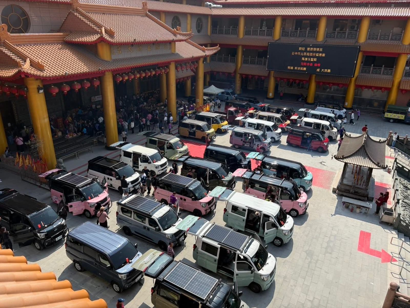 會師空拍，滿滿車陣